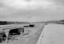 839932 Gezicht op de werkzaamheden ten behoeve van de aanleg van het hoge spoor en het nieuwe N.S.-station Schiedam te ...